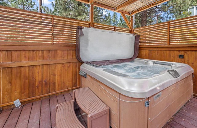 Goldies Getaway - Beautiful modern cabin with Hot Tub! Game Room with Foosball and Ping Pong Table!