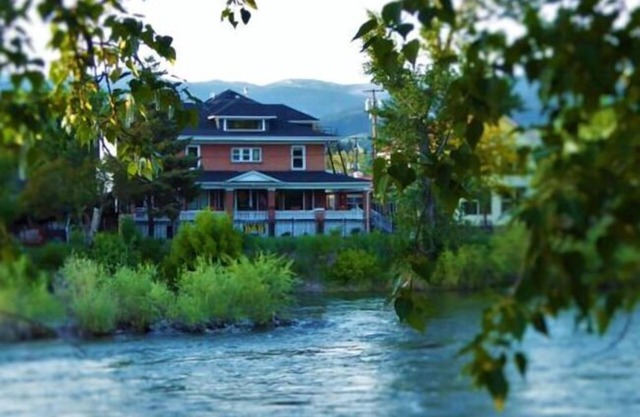 Goldsmith's Riverfront Inn