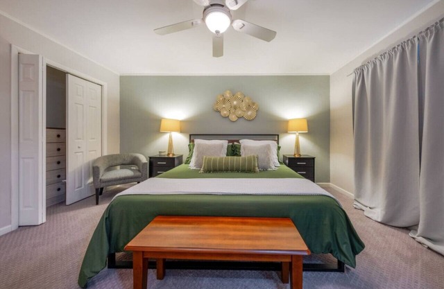 Golf / 4 BR 3 BA / Guest Suite / Fenced / East