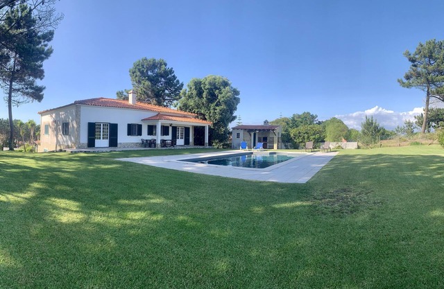 Villa mit Pool und Garten neben Golf und Strand