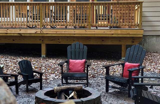 Golf Cart for rent, Kayaks & Game Room. Dog-Friendly Cabin w/ Fireplace