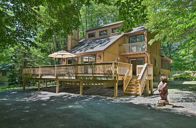 Golf Cart & Game Room: 'bear Den' Pocono Lake Home