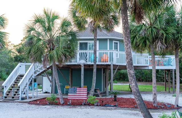 GOLF CART included! 2-min BEACH walk, sleeps 6!!