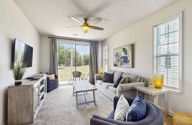 Golf course front condo with screened-in balcony, shared pool & tennis courts