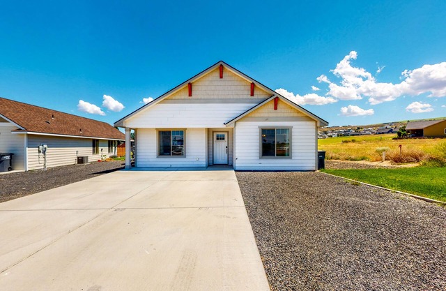 Golf course getaway on 5th hole, across from Potholes State Park - dog-friendly