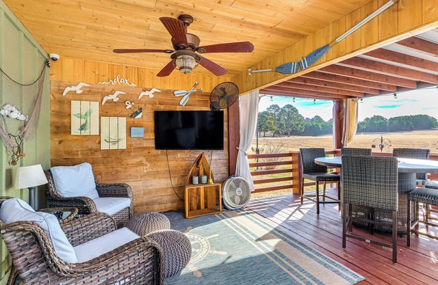 Golf Course Getaway w/ Private Pool in Chatsworth!