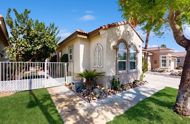 Golf-course home w/fireplace, patio, built-in grill, & private hot tub