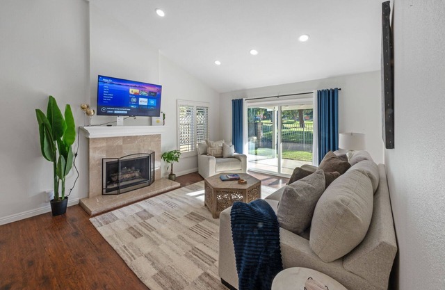 Golf course & Mountain View in Thousand Oaks. Family friendly home near hiking!