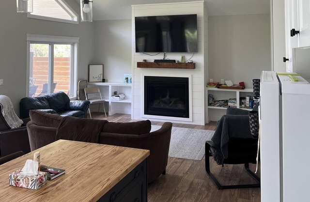 Golf Course property--10 min walk to beach & Lake Diefenbaker.