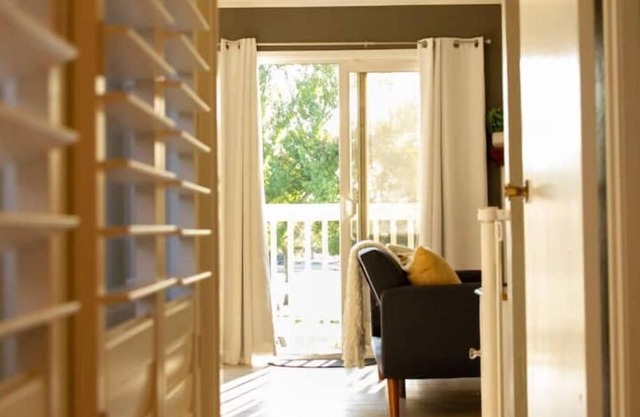 Golf Course Stay, Close to Pinnacles, King Bed