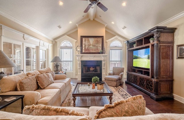 Golf Course, Enormous Porch, 2 Living Areas, Easy Access, 6 Beds, large BR's