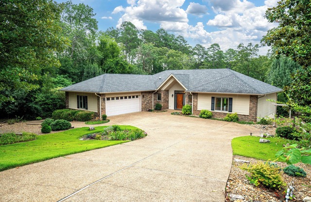 Golf Course newly furnished Beauty!