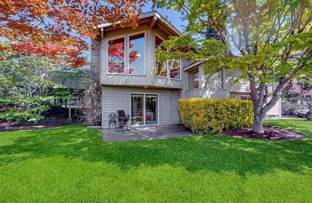 Golf-course-view house with deck, fireplace, grill, pet friendly - near ferry