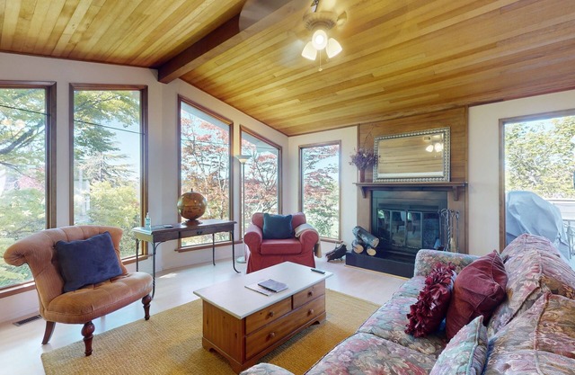Golf-course-view house with deck, fireplace, grill - near ferry