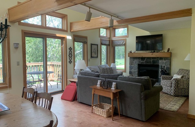 Golf Course views, privacy, and comfort; 3-month winter seasonal rental