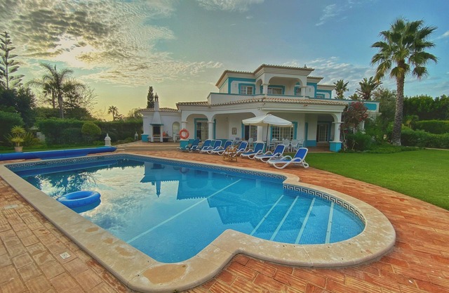 Golf-Traumvilla mit privatem Pool, riesigem Garten und Meersicht