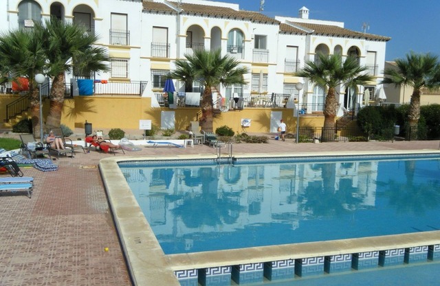Golf / Strand-Apartment mit großem Pool, kostenfreiem WLAN und englischem TV