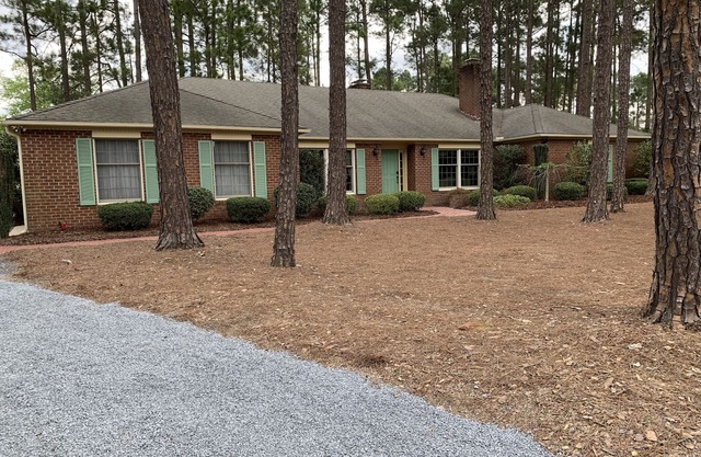 Golf-front Hole #15 Foxfire; 7 miles to Pinehurst. Sleeps 10