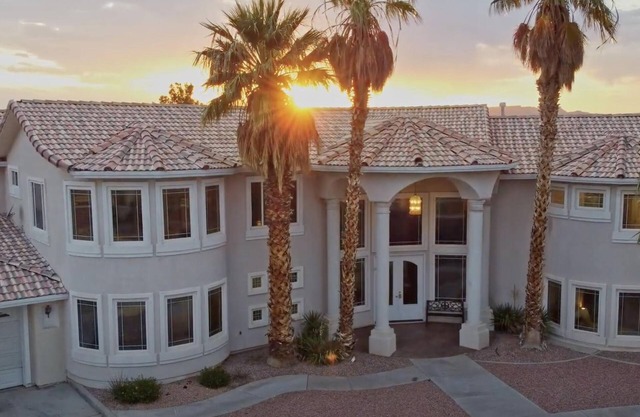 -GOLF HUB MANSION! 6,028 sq ft Estate 12 Bed 4 Bath close to 7 Golf Courses!