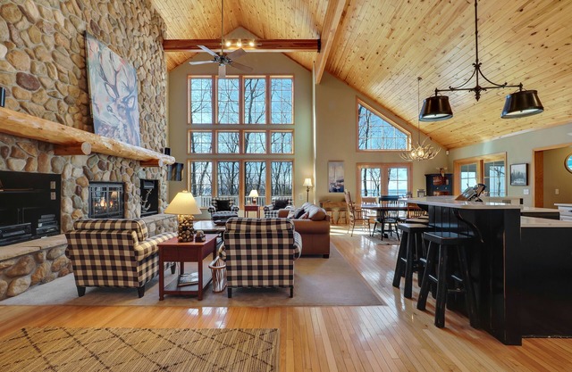 Golf Privileges | Country Club | 5 miles to Downtown | Hot Tub | Sleeps 20