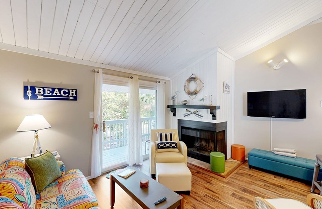 Golf-view condo with amenity pass to pool, tennis courts & more - dog-friendly