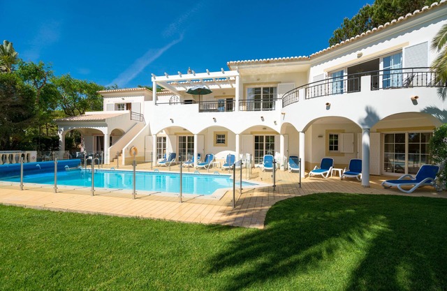 * Rabatt bis Ende August * Parque Da Floresta Fabulous Villa. Eigener beheizter Pool.