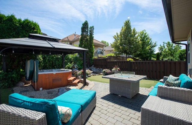 Golfers getaway - full home with hot tub