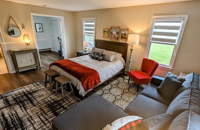 Golfer's Getaway - Luxury Studio Next to 1st Tee