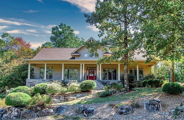 Golfers Paradise! Beautiful Home on Golf Course