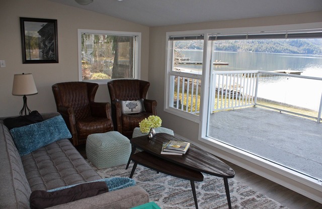 * GOLFERS - PRIME WATERFRONT CABIN, SANDY BEACH - CHRISTINA LAKE, BC!