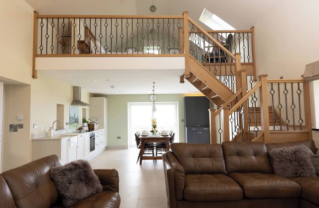 GOLYGFA CWRT, family friendly, with hot tub in Bow Street, Wales