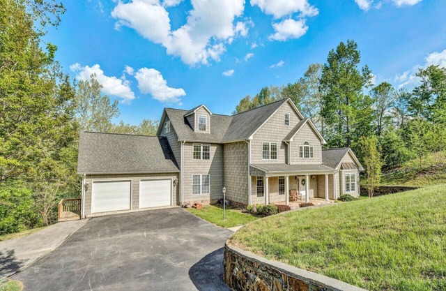 Gone Fishing Sleeps 8 - Home has 5000 sq ft. and 4 floors of fun including a movie room and game room
