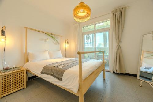 Gongxi Home Plus ,beside metro station, 3 stop to bell tower, 6stop to xi'an bei station, 2 100 inch projection free trial service