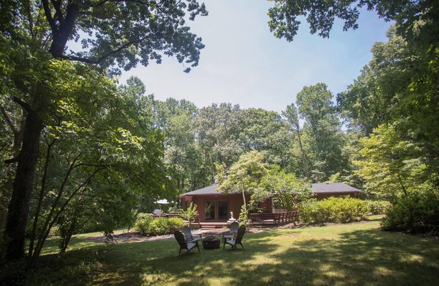 Goochland Getaway, cedar hexagon cabin in woods