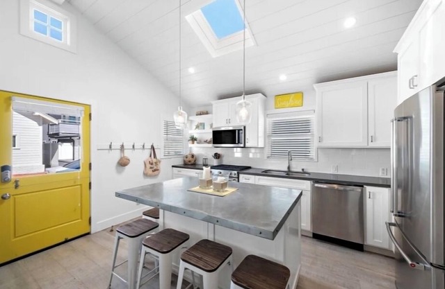 Good Day Sunshine Cottage-Newly updated!! Light and Airy w parking