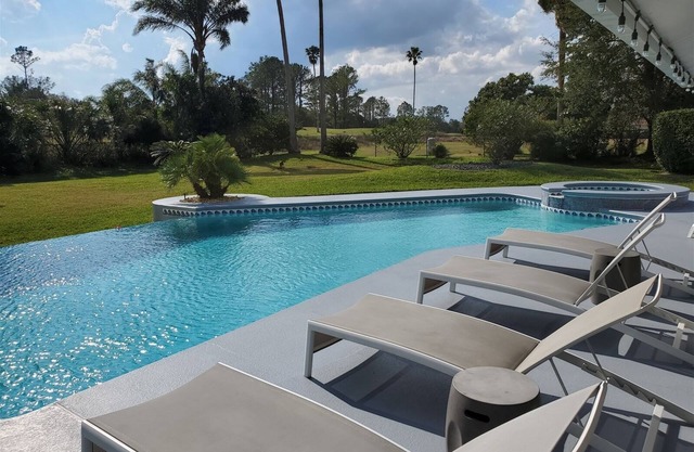 Wasserski, Golf und Tennis vor Ort! Zwei Master-Suiten! Privater Pool und Spa!