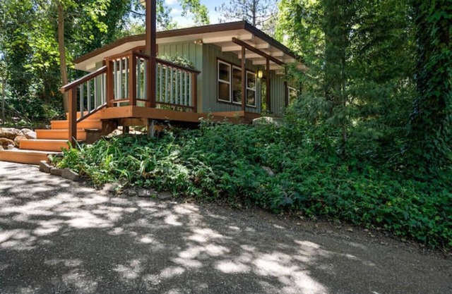 Good Vibes Bungalow with Hot Tub