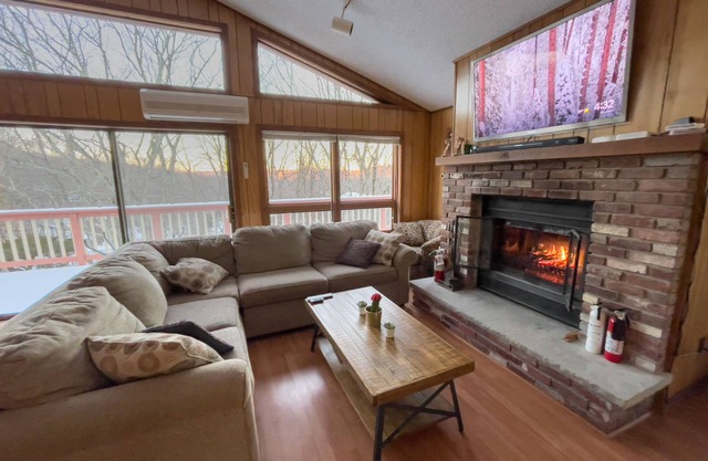 Good Vibes Chalet With Private Hot Tub & Sauna in Saw Creek Private Community