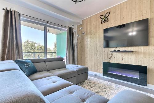 GOOD VIBES ONLY -Modern and spacious 2 bedroom condo 4 beds FREE PARKING, GYM