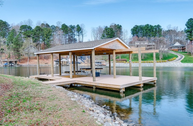Goodview Lake House w/Boat Dock, Kayaks & Views!