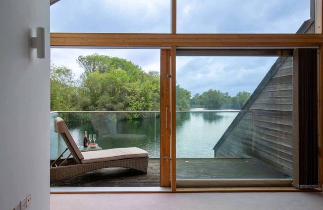 Goose Landing | Cotswold Lakehouse + Sunset Views