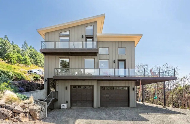 GORGE-ous Hidden Riverview Escape