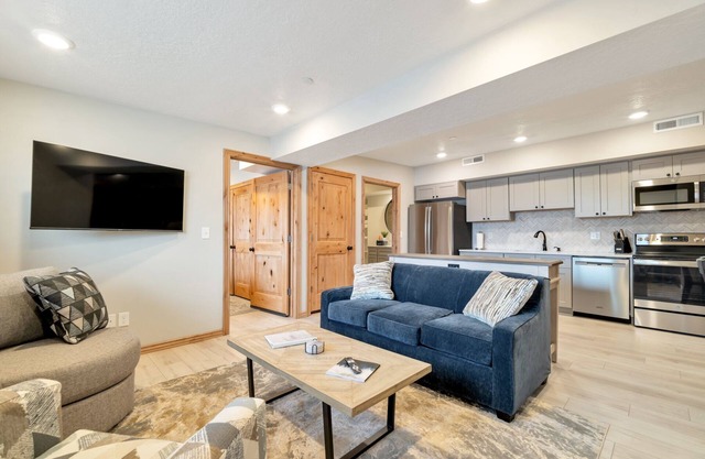 Gorgeous 2 BDRM - Central to Ski Resorts and Outdoor Recreation