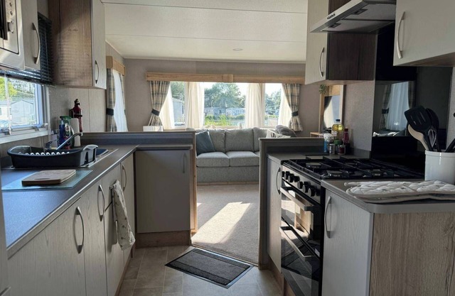 Gorgeous 2 Bed Caravan in South Cerney