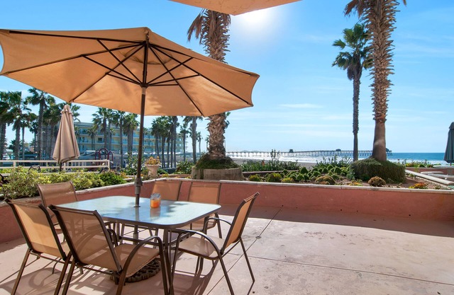 Wunderschöne Remodeled 2 Schlafzimmer am Strand mit Pool