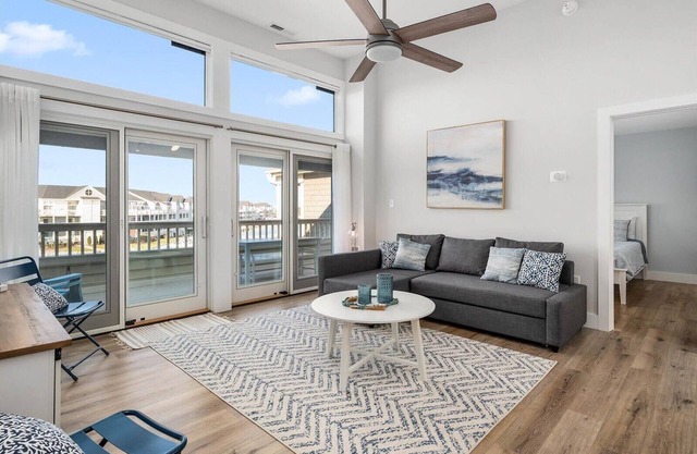 Gorgeous 2 bedroom at Seascape in prestigious Heron Harbour