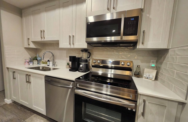 Gorgeous 2-Bedroom Suite Oasis!