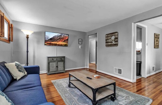 Gorgeous 2 Queen Bed North Buffalo Apartment with Free Driveway Parking