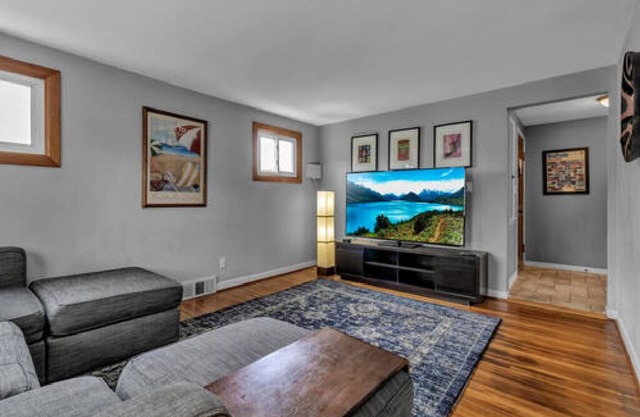 Gorgeous 2 Queen Bed North Buffalo Apartment with Free parking & 70 Inch TV