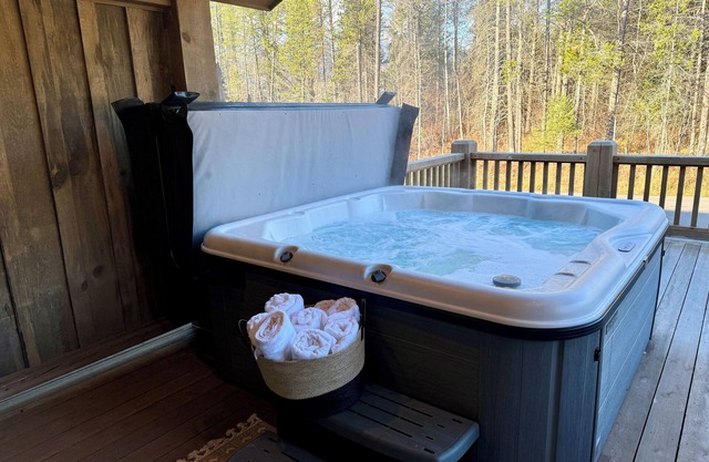 Gorgeous 2bd/2ba Condo Near Glacier Park w/King Beds,Full Kitchen &Hot Tub- #1-2